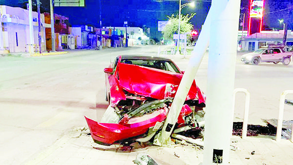 Destroza Mustang y se da a la fuga