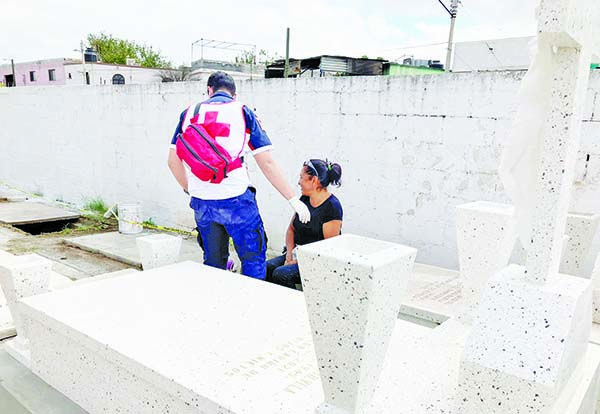 Cae en fosa de tres metros