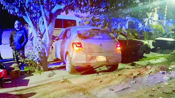 Mujer mete carro dentro de una casa