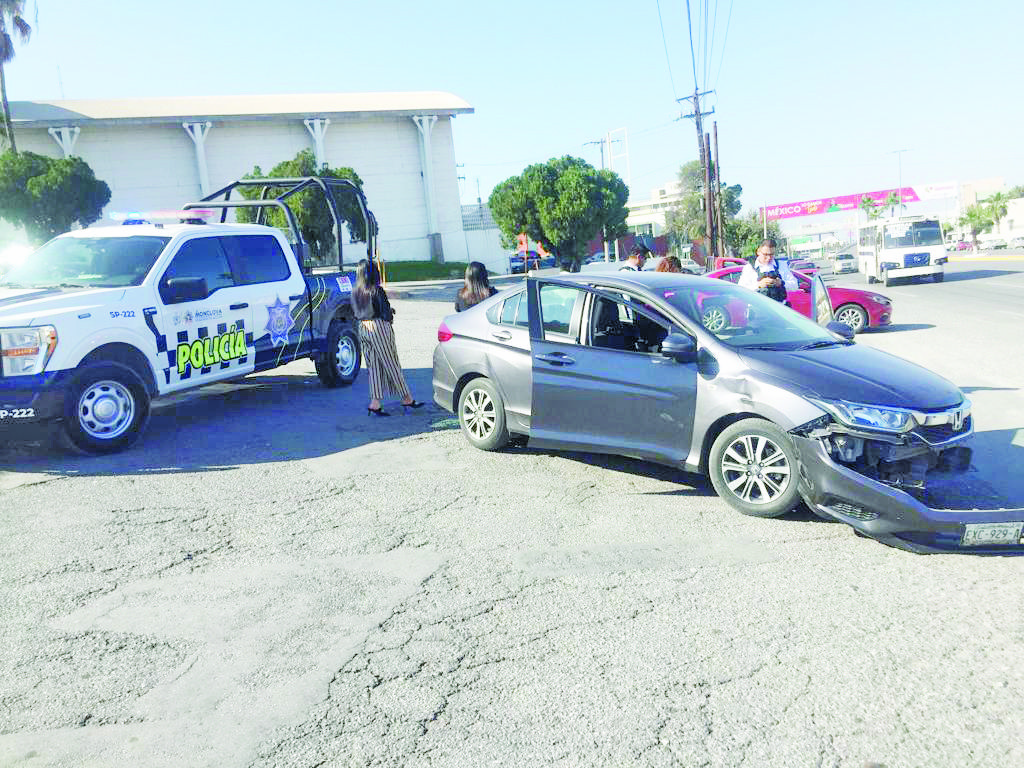 Cafre destroza auto y emprende la huida