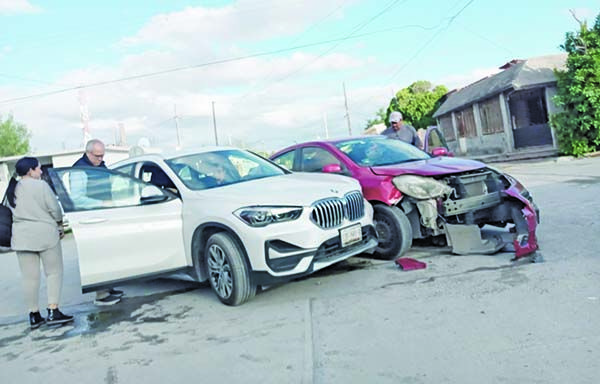 Frena su carrera chocando con BMW