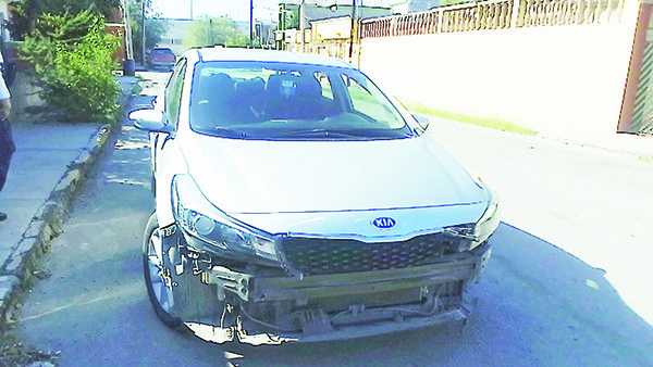 Tumba defensa al invadir carril