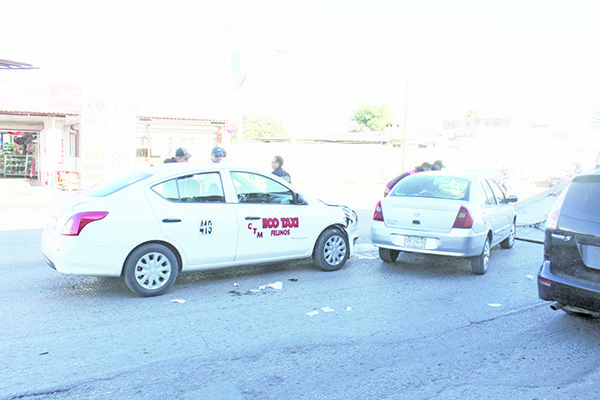 Mujer herida en choque de taxi