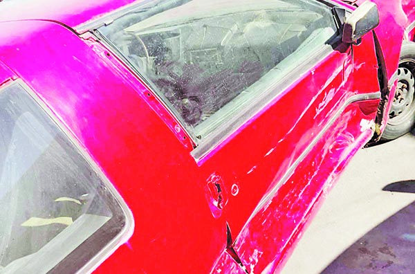 Corvette se estampa con camión repartidor