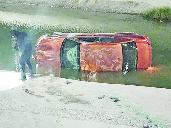 Abandona automóvil tras volcar en el río