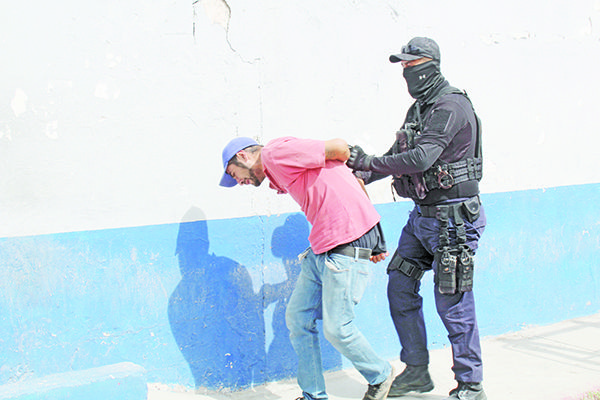 Golpea a mujer y bebé por pelea entre vecinos