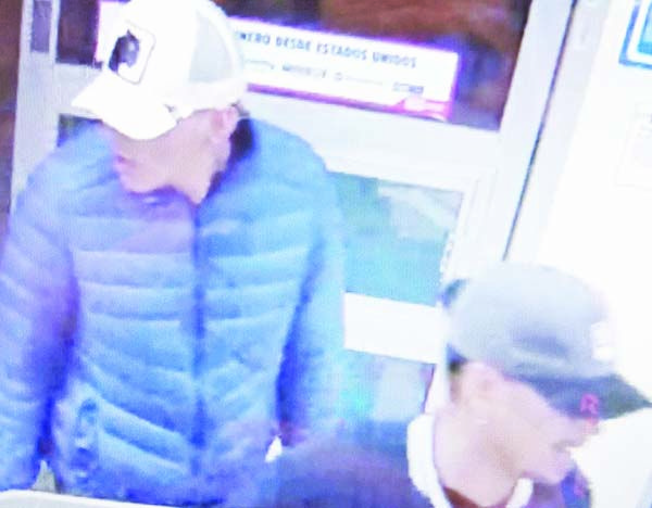 Asaltantes golpean a encargado de tienda