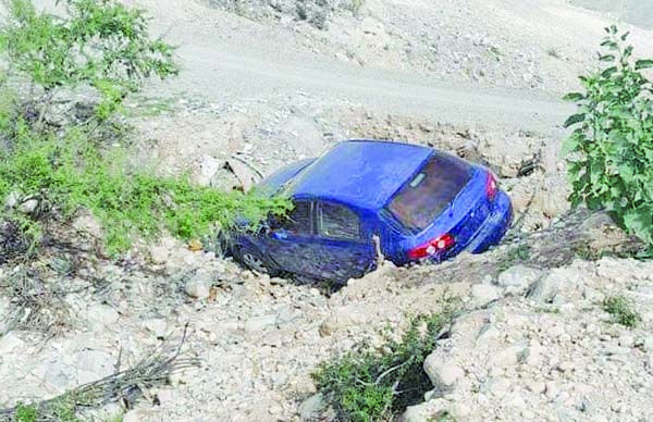 Cae carro en un barranco