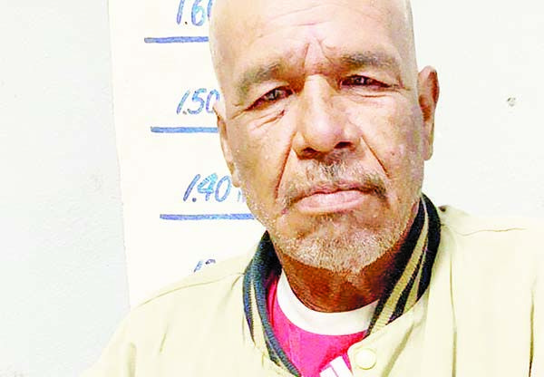 Borracho causa molestias a vecinos