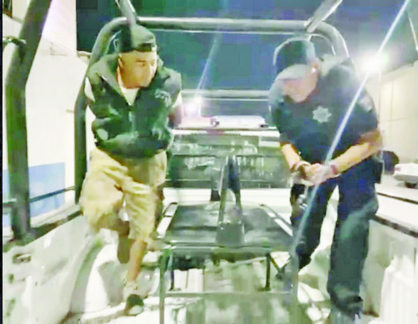 Amaga a policías con pistola falsa
