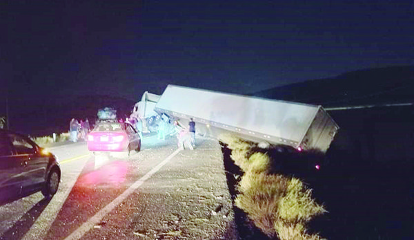 Tráiler volcado desquicia la 57