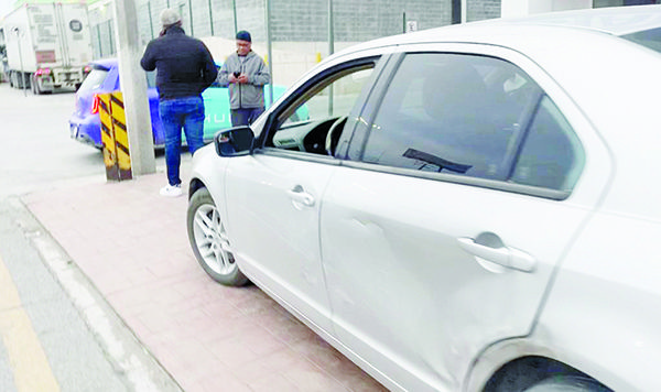 Trailero destroza carro en el Pape