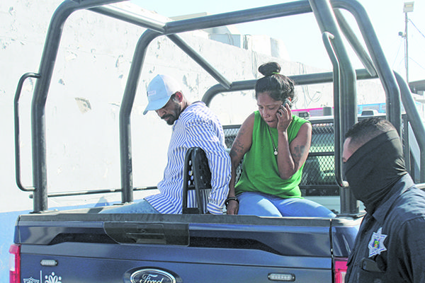 Pareja carga tanque de dudosa procedencia