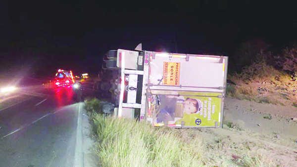Tráiler se recuesta en la Federal 57