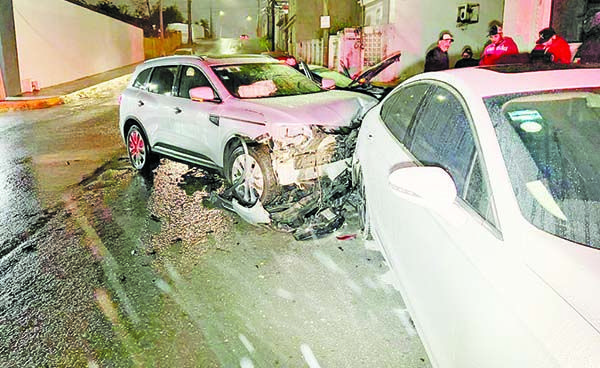 Mujer hace chuza al volarse señal de alto