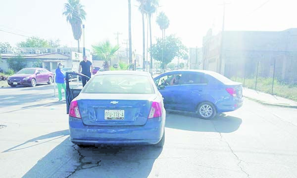 Atrabancada mujer provoca una colisión