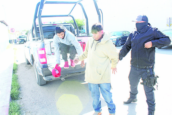 Par de ladrones roban televisor
