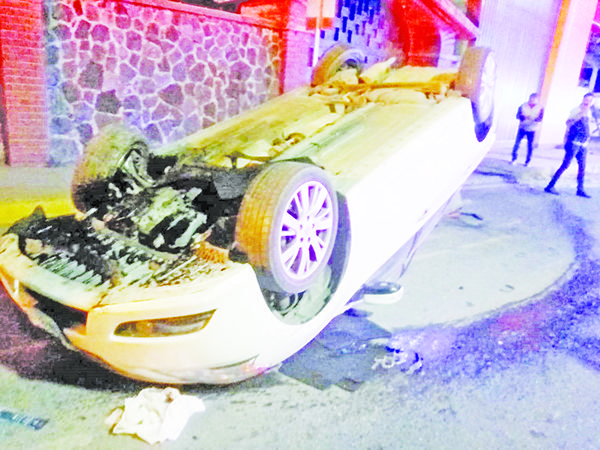 Voltea auto al rebasar un taxi
