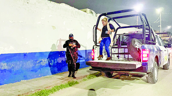 Se le pasan las copas y pelea con un velador