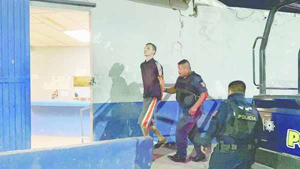 Toxicómano molesta a familia en Praderas