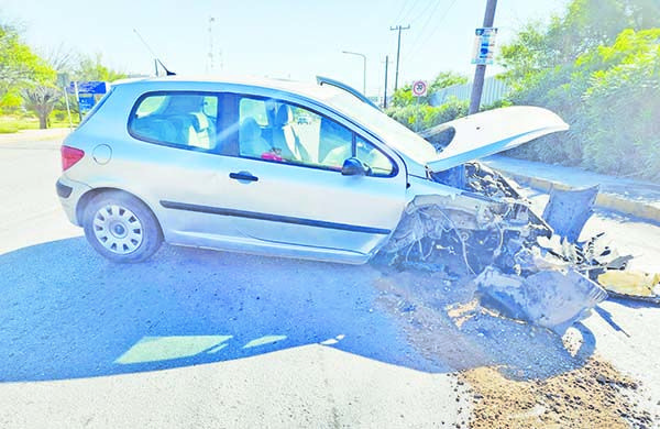 Amanecido destroza su auto con banqueta