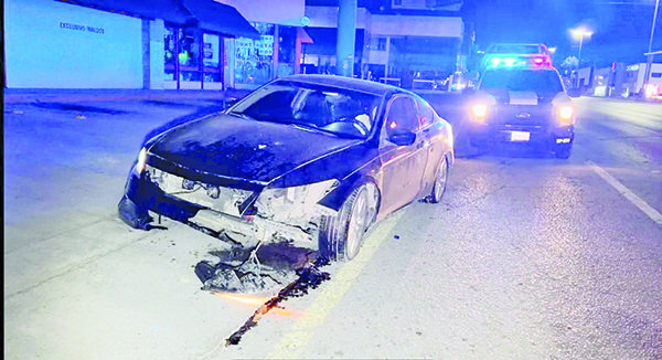 Huye cafre después chocar en camellón