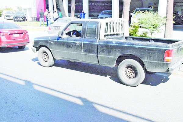 Troca destroza carro al volarse señal de alto