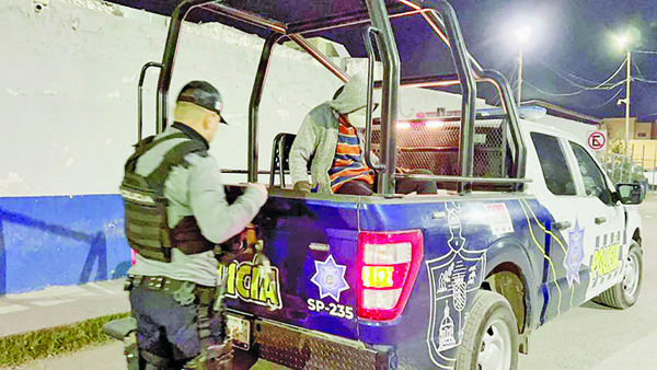 Trio etílico duerme en cama de pierda