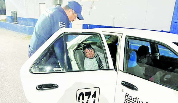 Viaje en taxi arrulla a briago