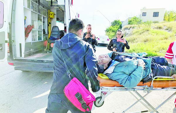 Cobrador choca moto contra troca