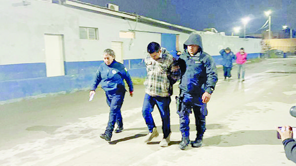 Hermanos hieren a policía con pica hielo
