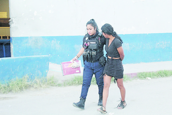Da salvaje golpiza a sus dos hijas