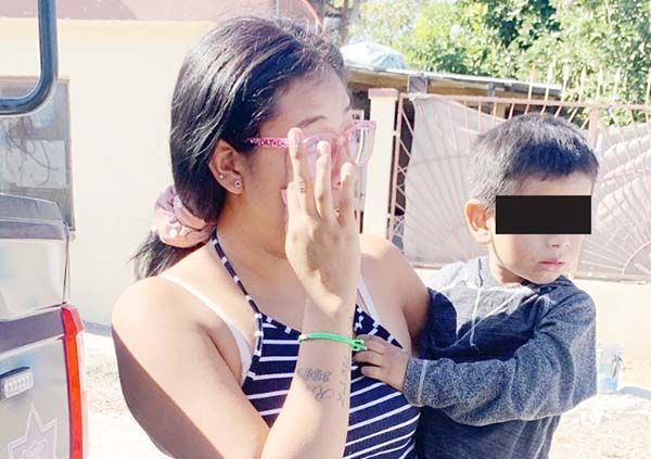 Amenaza con lanzarse de techo con su hijo