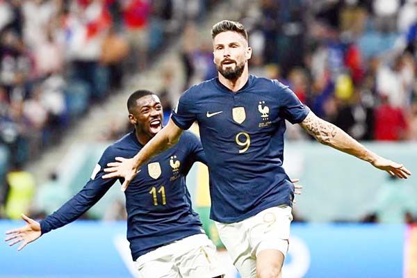 Francia, el campeón, cumple en Qatar con doblete de Giroud