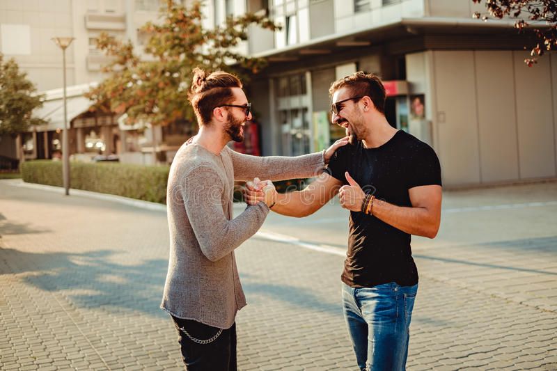 Por qué la mayoría de los hombres no tienen suficientes amigos cercanos