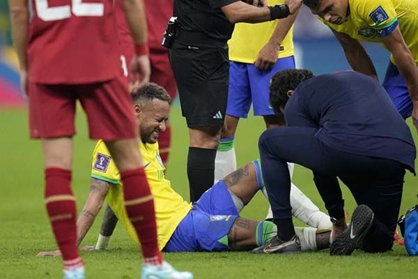 Se va Neymar lesionado del tobillo derecho