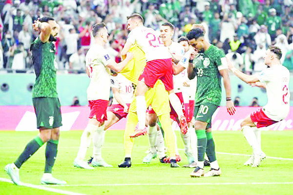 Vence Polonia a Arabia Saudita y lidera grupo de México