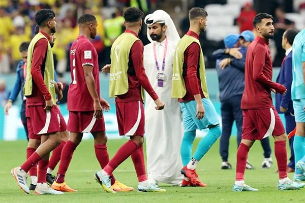 Impone Qatar récord negativo en duelo inaugural