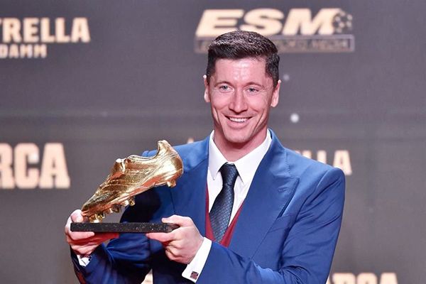 Robert Lewandowski recibe su segunda Bota de Oro