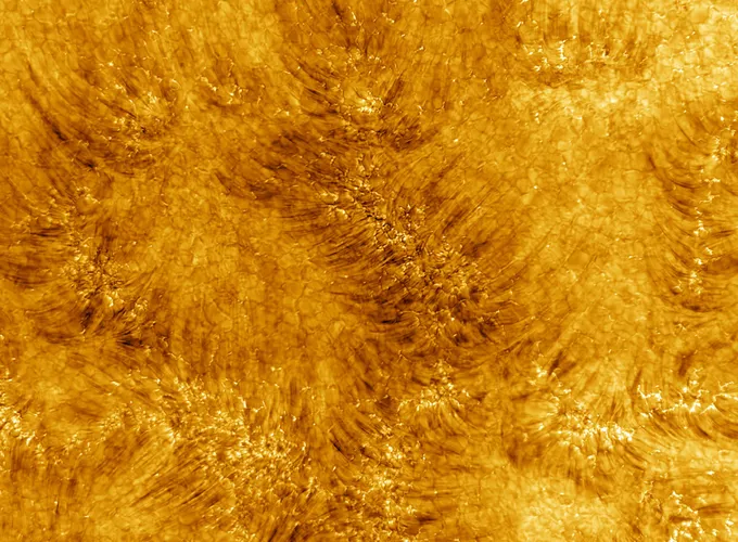 Observan una ‘serpiente’ cruzando el Sol, ¿qué es?