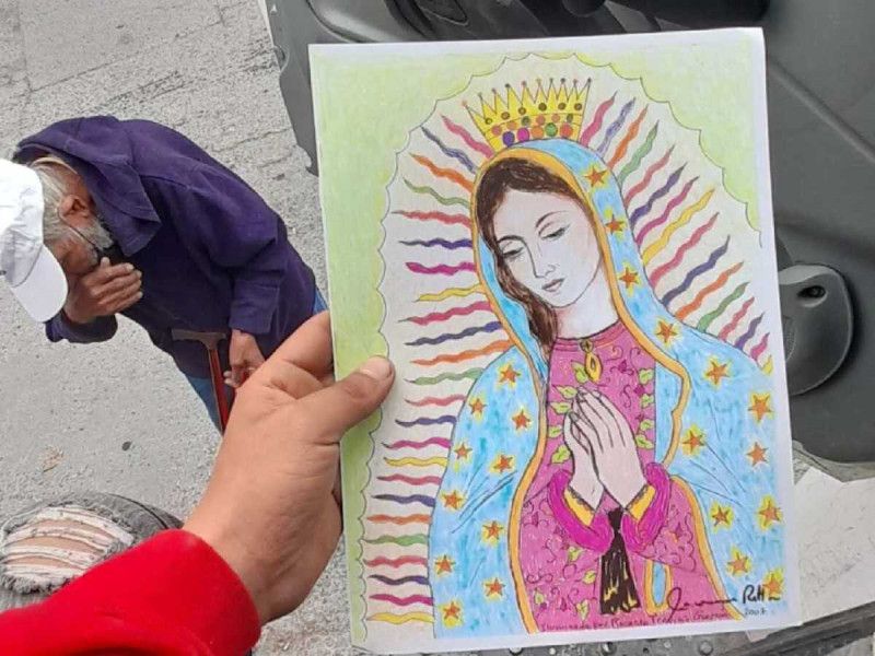 Don Armando, el abuelito que vende dibujos para comprarle leche a sus nietos