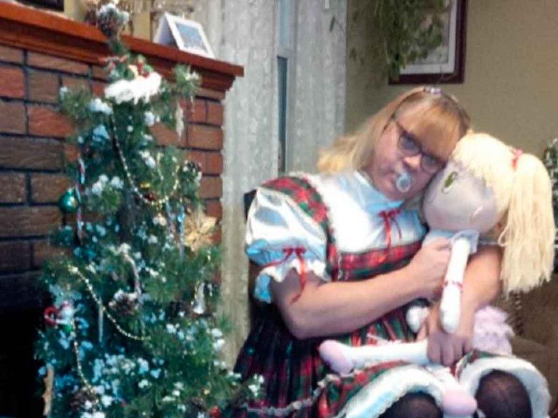 Hombre casado y con hijos lo deja todo para vivir como una niña de 6 años