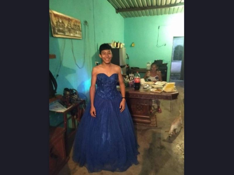 Su familia lo ayudó a celebrar sus 15 vestido de quinceañera