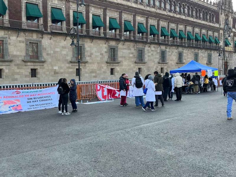Médicos de Pemex exigen aguinaldo; dan consulta gratuita frente a Palacio Nacional