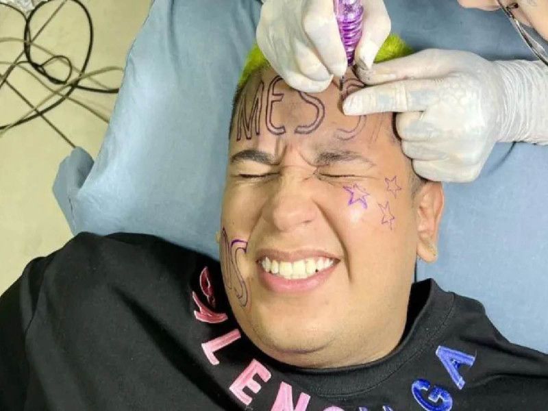 En la calle me miran mal: Influencer que se tatuó ‘Messi’ en la cara se arrepiente