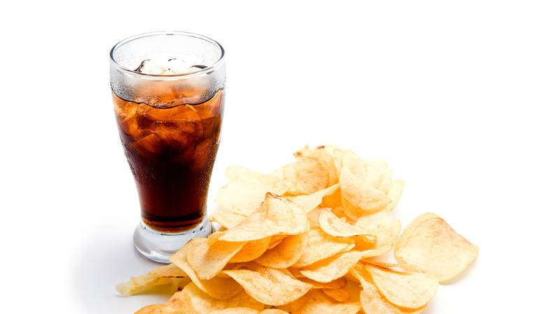 Esto le hace a tu cuerpo beber refrescos y comer frituras