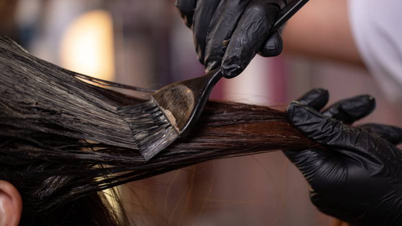 Tintes para cabello: ¿Cuáles son las sustancias más agresivas que contienen y cómo te afectan?