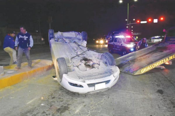 Salen de fiesta y vuelcan en la 30