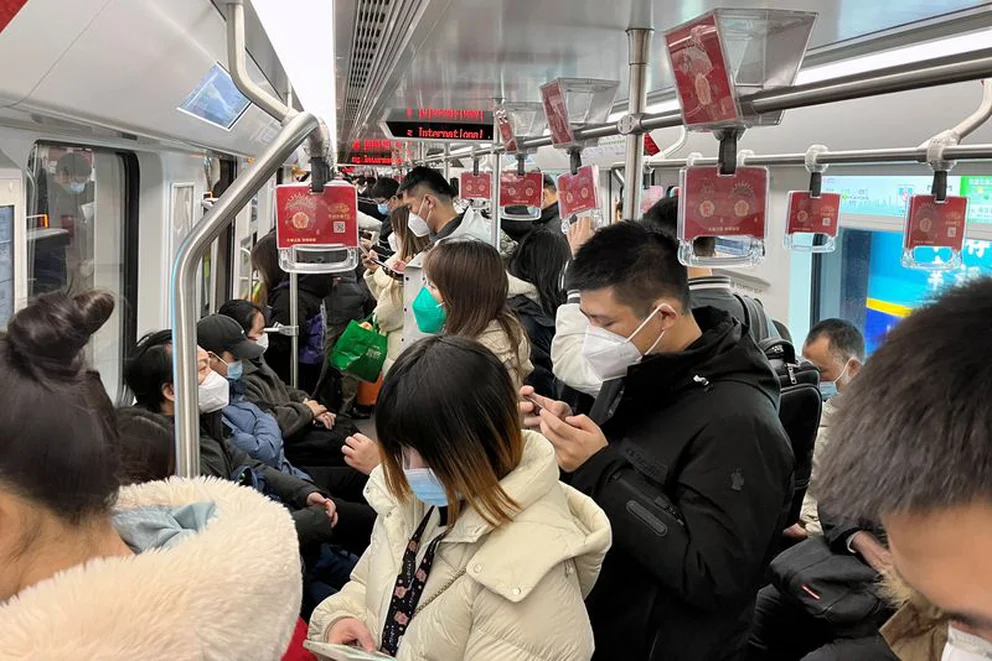 La intensa ola de COVID en China, ¿puede provocar la aparición de una nueva variante que se propague por el mundo?