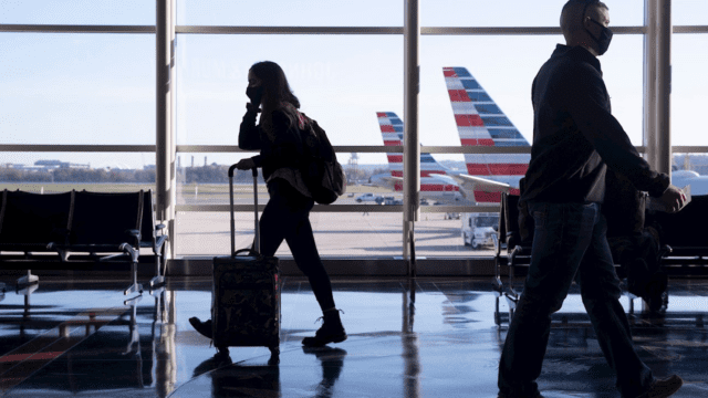 Aerolíneas cancelan 2,200 vuelos en EU por tormenta invernal en plenas vacaciones